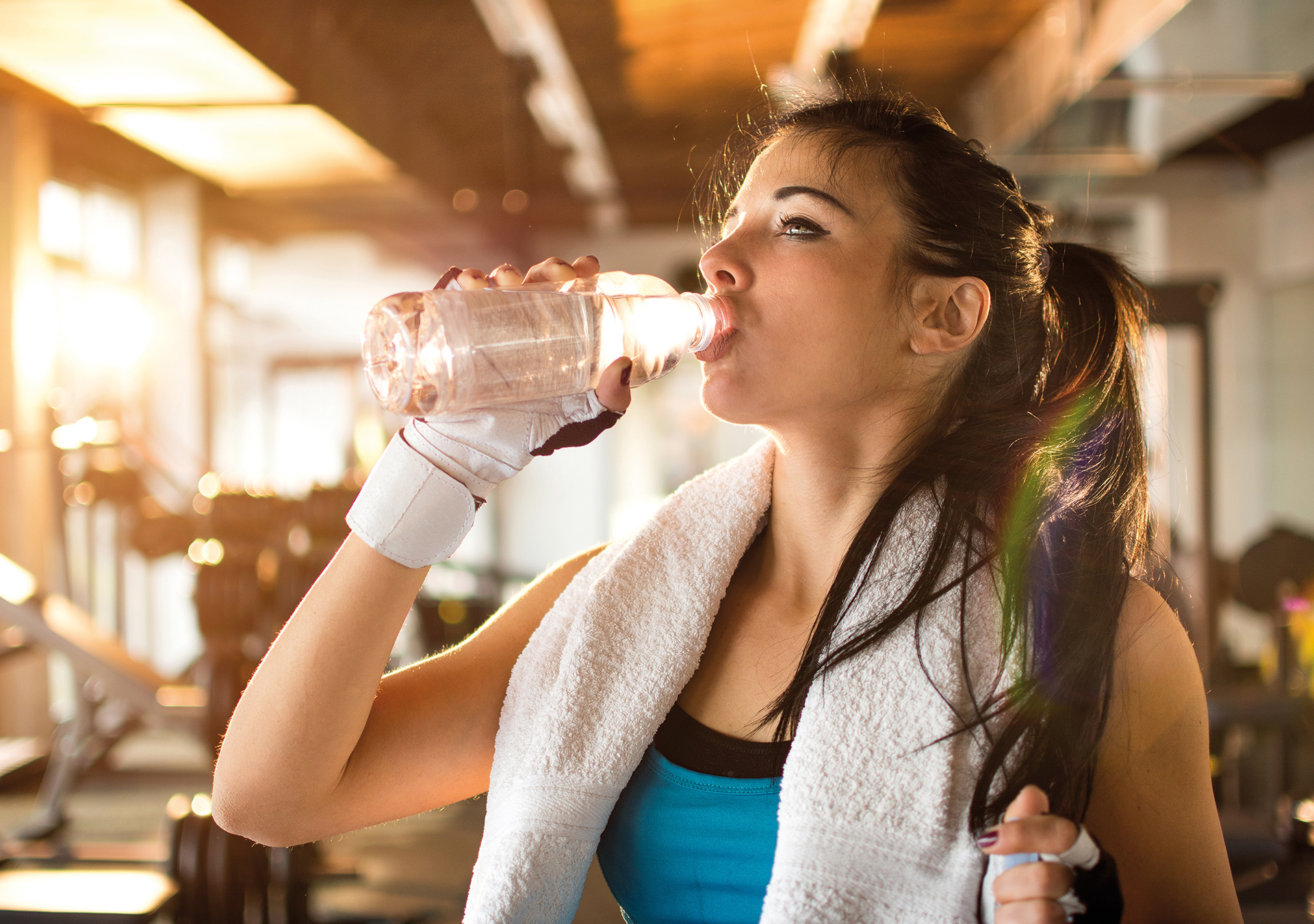 После перерыва можно пить. Девушка пьет. Девушка пьет воду. Спортивная девушка пьет воду. Спортсменпьёт воду.